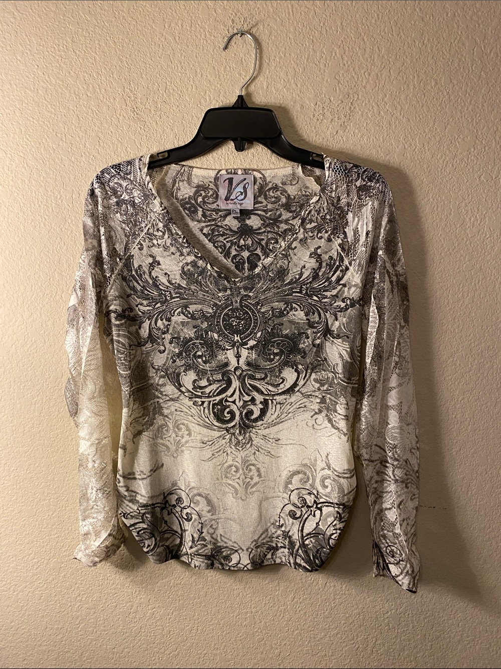 Vanilla Sugar Cream & Silver Ornate V-Neck Long Sleeve Tee